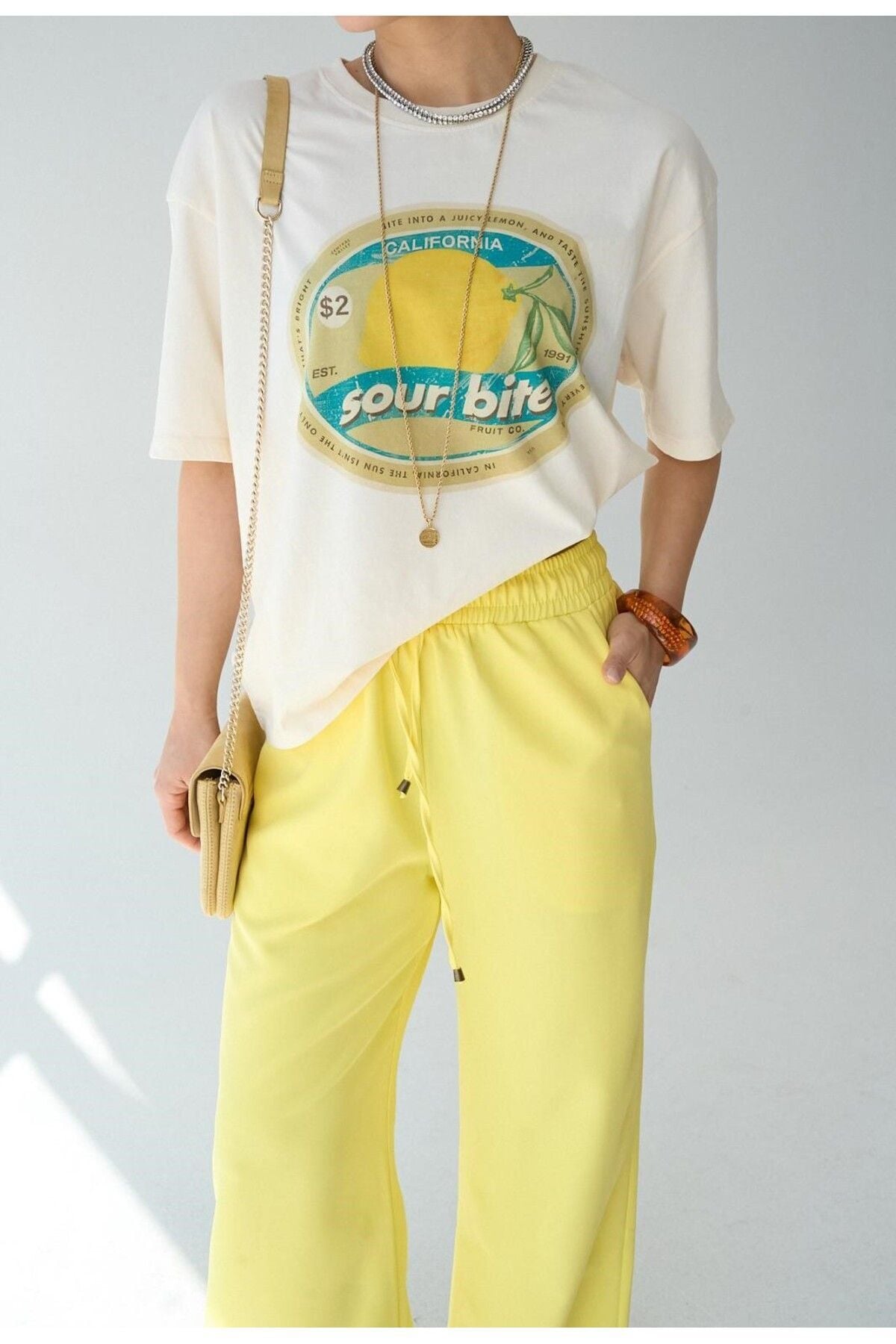 Kadın Beyaz Sour Bite Baskılı Bisiklet Yaka T-shirt